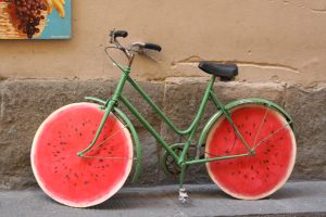 vélo personnalisé avec des roues pastèque